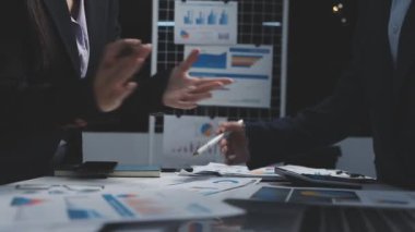 Ekonomik rapor üzerinde çalışan iş adamları