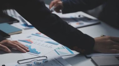 İş ekibi mali istatistikleri tartışıyor