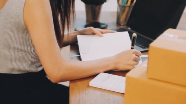 Bayan girişimci ofisinde panoya yazı yazıyor..