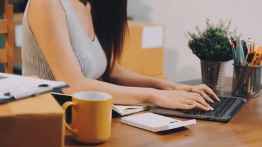 Dizüstü bilgisayarda çalışan kadın