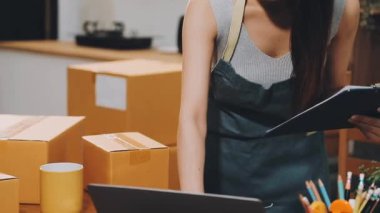 kadın sahibi panoya yazı yazıyor