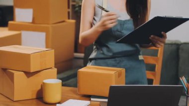Ofiste çalışan kadın, çevrimiçi iş ve online alışveriş konsepti, e-ticaret, e-posta ve dağıtım kavramı.