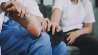 Doktor ve hasta hastanede.