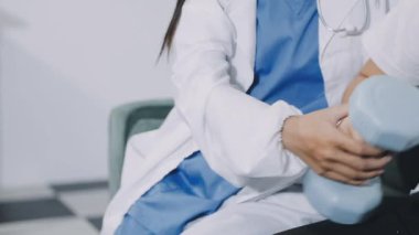 Hastanedeki hastanın elini tutan doktor, tıbbi konsept..