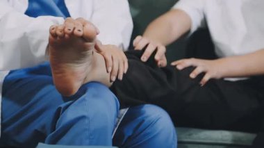 Hastanın kliniğinde çalışan fizyoterapist.