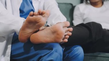 Doktor üniformalı genç adam.