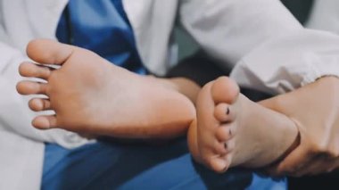 Yakın plan. Ayak masajı yapan bir doktorun fotoğrafı.