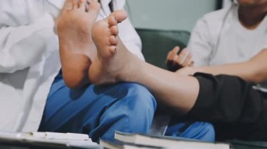 Tıp üniformalı bir doktora yaklaş.