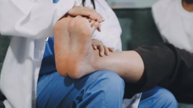 Doktor ve hasta. Hastanın tıbbi ve bakımı.