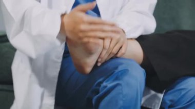 Doktor hasta bacağını kontrol ediyor. sağlık ve tıbbi konsept