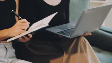 Dizüstü bilgisayar Office ile çalışan genç kadın serbest meslek.