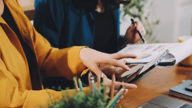 Tablet kullanan genç bayan tasarımcı