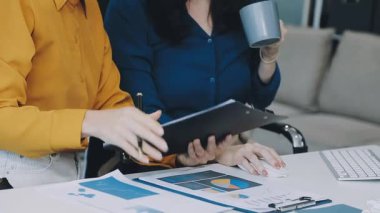 İki iş kadını ofiste çalışıyor.