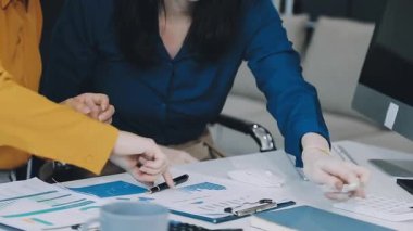 İş kadını Laptop 'ta çalışıyor