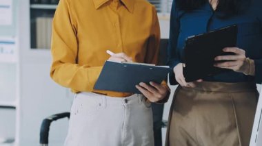 İş adamları modern ofiste toplanıyor.