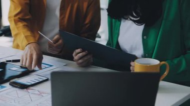 Ofiste çalışan yaratıcı tasarımcı