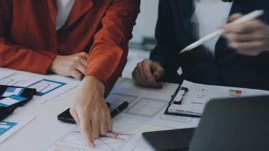 İş adamı ve kadın dizüstü bilgisayardaki mali verileri analiz ediyorlar