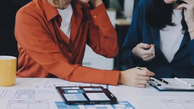 Genç bayan mimar ofiste proje üzerinde çalışıyor, yakın plan -