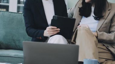 Tabletli genç bir kadın ve iş adamı, iş konsepti.