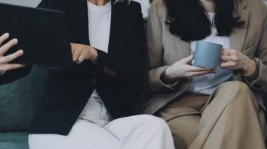 İş adamları ofiste oturup tartışıyor.