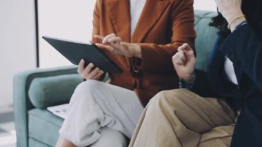 Tablet üzerinde çalışan iş adamı