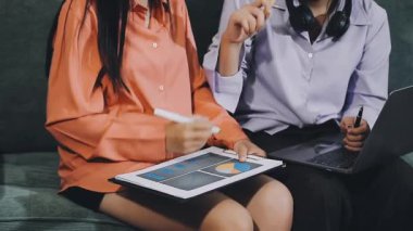 Genç Asyalı iş kadını odada dijital tablet kullanıyor.