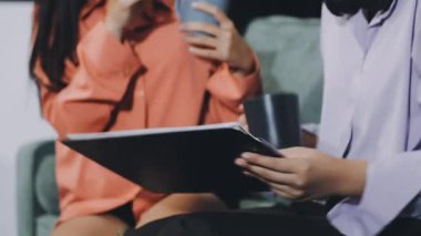 İş kadını konferans odasında dijital tablet kullanıyor. iş toplantısı.