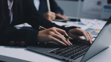 Ofiste dizüstü bilgisayar ve akıllı telefon kullanan işadamlarına yaklaş.