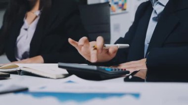 İş ekibi ofiste çalışıyor.