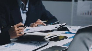 Yakın plan - Ofiste kağıda yazı yazan iş kadını elleri
