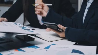 İş adamları yeni projeyi tartışıyor ve ofiste beyin fırtınası yapıyorlar.