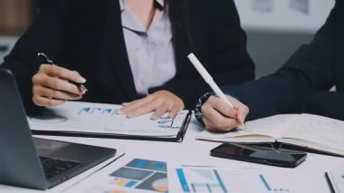 Ofiste çalışan iş adamları