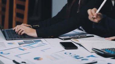 Belgelerle çalışan iş kadını