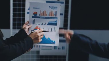 İşadamı parmağıyla haritayı işaret ediyor