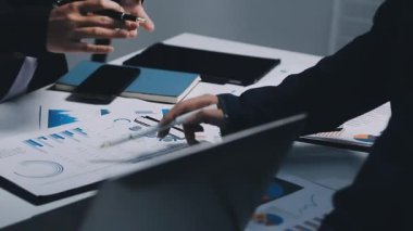 yakın plan - grafiğe işaret eden işadamı