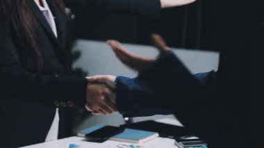 İş adamı ve iş kadını el sıkışırken ofis odası, iş konsepti