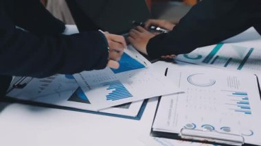 İş adamları toplantısı, finansal verileri analiz eden ve bilgisayar laptopuyla toplantı odasındaki finansal verileri tartışan mali veri ekibi,