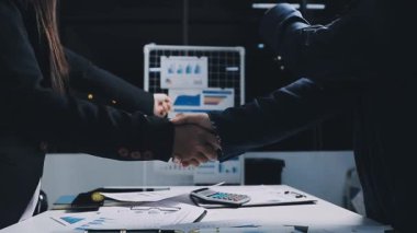 İş Adamları Tokalaşıyor