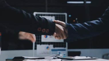 İş Ortakları Tokalaşıyor