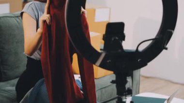 genç kadın bir stüdyoda