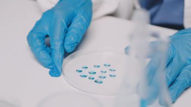 Bilim adamı laboratuvarda çalışıyor. yakın çekim - fotoğraf