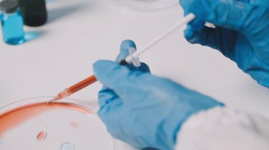 Laboratuvarda laboratuvar asistanı..