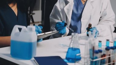 Laboratuvar önlüklü bilim adamı deney yapıyor.