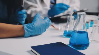 Laboratuvarda çalışan genç bilim adamı..