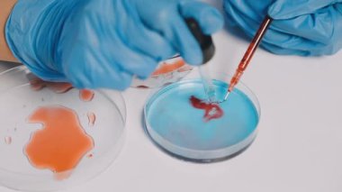 Laboratuvardaki mavi kan damlasına yakın durun..