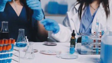 Laboratuvarda çalışan genç kadın bilim adamı.