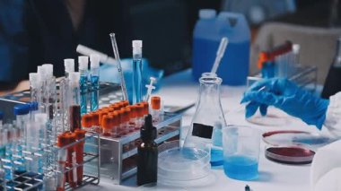 Test tüplü laboratuar asistanı