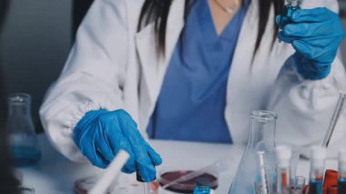 Laboratuvarda kadın bilim adamı