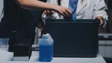 Klinikte bilgisayarla çalışan profesyonel bir kadın doktor..