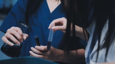 Steteskoplu genç bayan doktor hastanede. Kapatın.